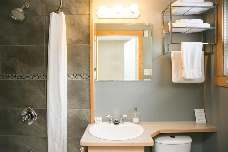 Bathroom 2, Lone Star Motel, Kootenay Boundary