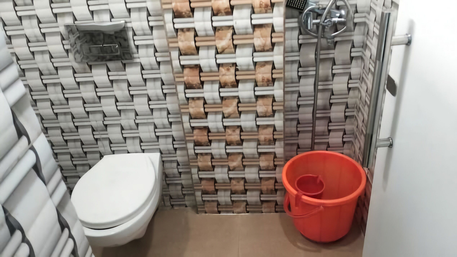 Bathroom 5, Hotel Ram Palace, Delhi