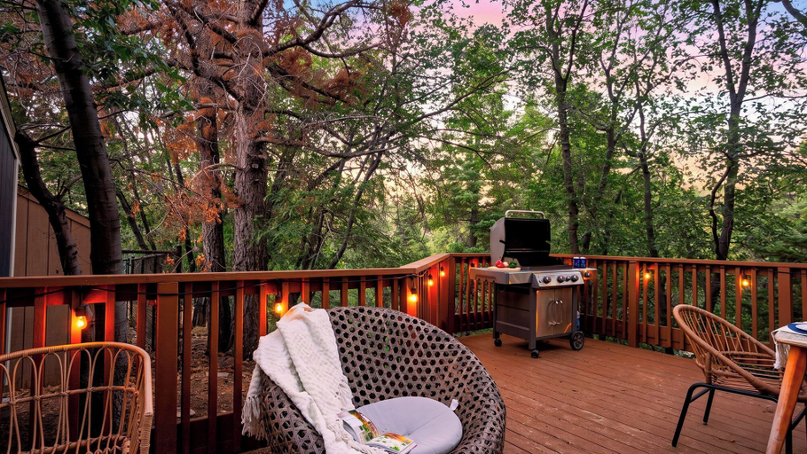 Interior 3, A Big Bear View by Avantstay Classic A-frame Hot Tub Deck Fireplace Near Slopes & Marina, San Bernardino