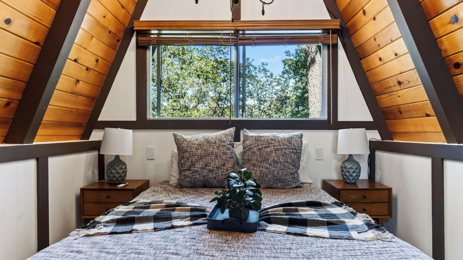 Interior 4, A Big Bear View by Avantstay Classic A-frame Hot Tub Deck Fireplace Near Slopes & Marina, San Bernardino