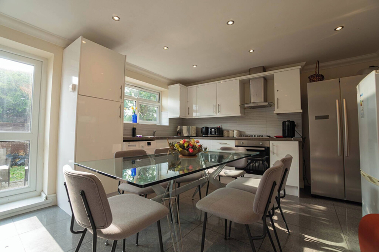 Dining room 5, Free Parking 7 Beds Contractor & Large Groups, Wokingham