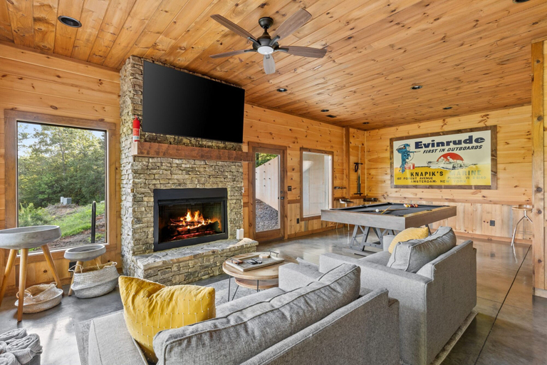 Room 5, Surreal Views Outdoor Fireplace Pool Table Hot Tub, Fannin