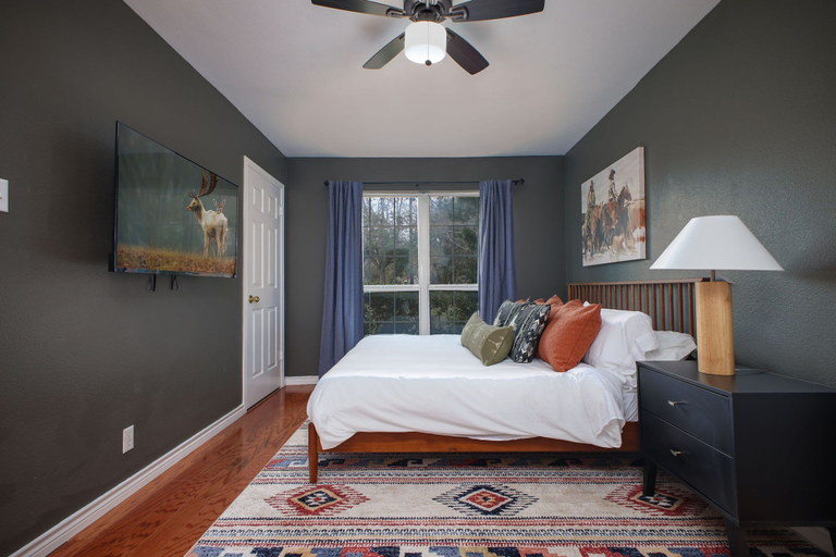 Room 4, Huge Pickleball Mansion Sleeps 26 Pool Hot Tub, Bexar