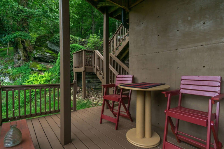 Room 2, Old Oak Lodge Mtn Getaway Views Hot Tub, Haywood