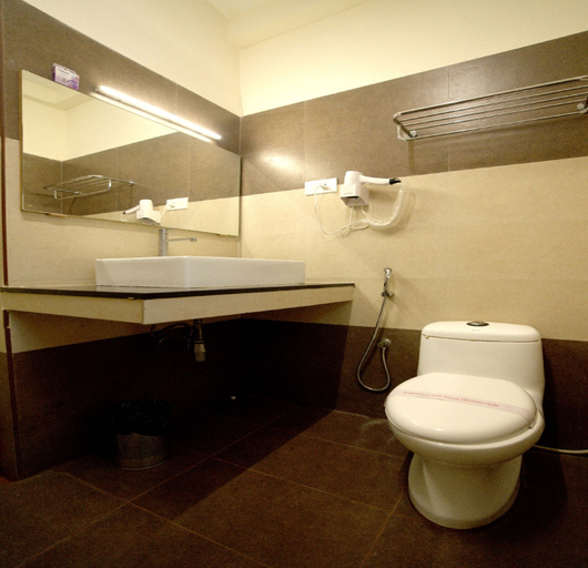 Bathroom 3, Blossoms Hotel and Service Apartment, Chennai
