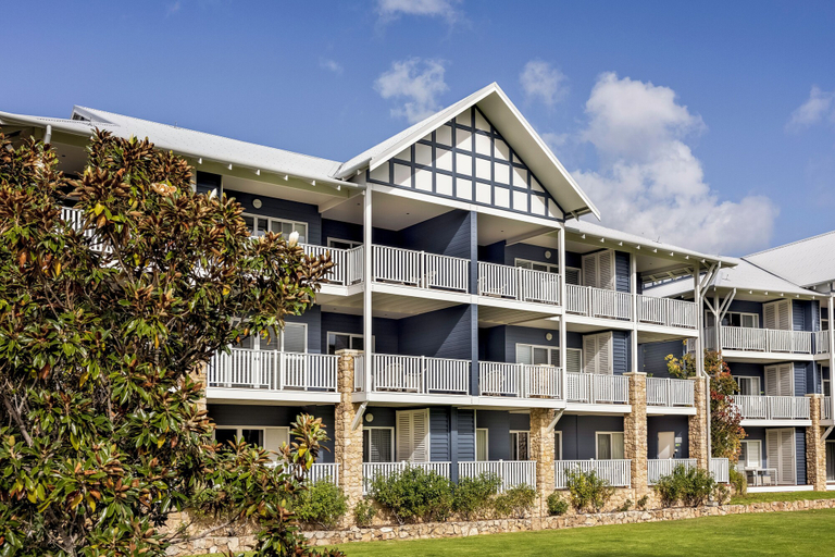 Exterior & Views