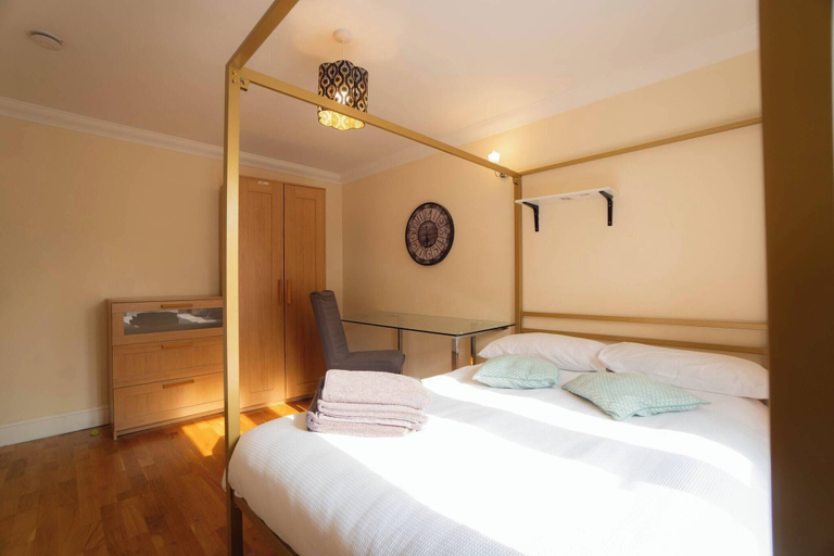 Room 4, Free Parking 7 Beds Contractor & Large Groups, Wokingham