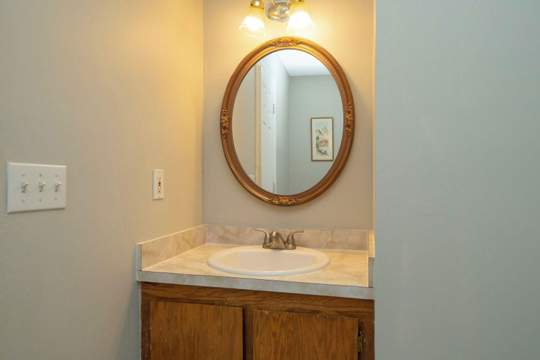 Bathroom 3, The Garnet Goliath, Richland