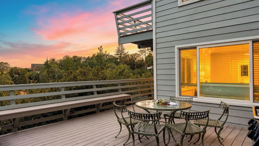 Interior 3, Golden Hour Lodge by Avantstay BBQ + Great Room + Multiple Decks Lake & Sunset Views, San Bernardino