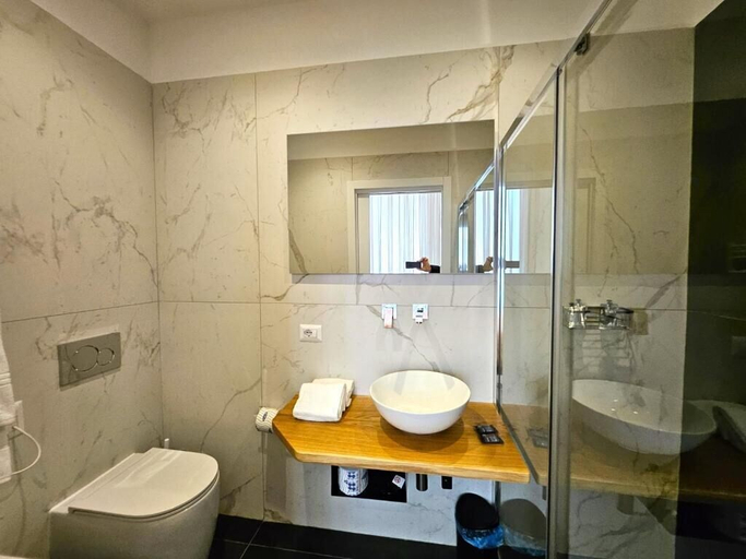 Bathroom 4, Monteoliveto Place, Napoli