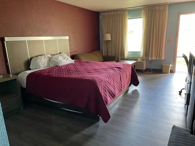 Bedroom 5, Mayfair Inn, Martin