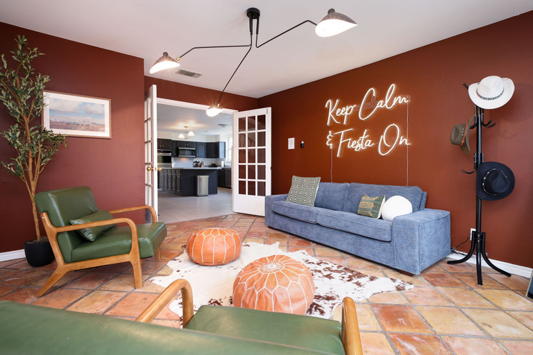 Room 5, Huge Pickleball Mansion Sleeps 26 Pool Hot Tub, Bexar
