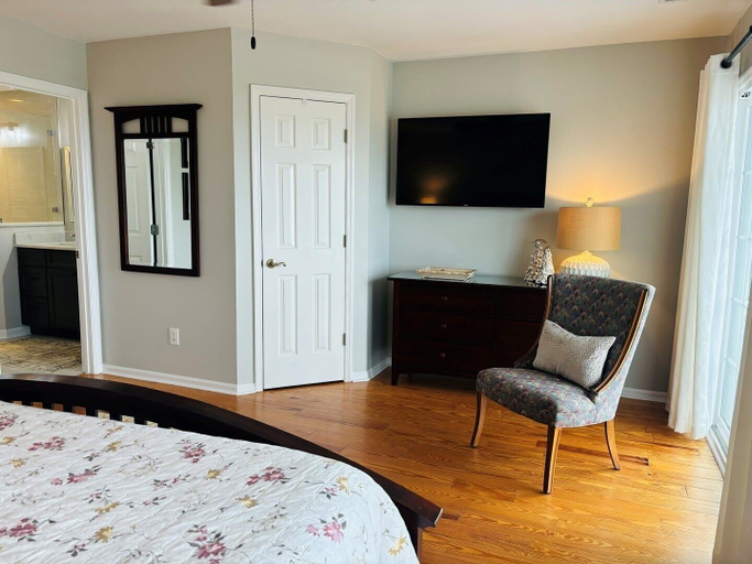 Room 4, Live Oaks / 127 Ocean Blvd East 4 Bedroom Home, Brunswick