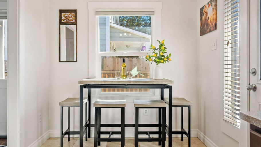 Interior 5, Paso + Hideaway on Oak by Avantstay Two Cottages + 3 BRs + Firepit Yard + BBQ Walk to Downtown, San Luis Obispo