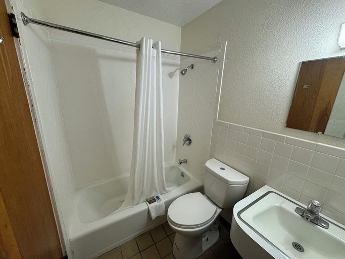 Bathroom 4, Euclid Motel, Bay