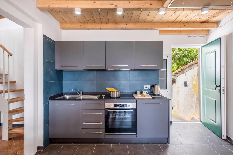Private kitchen 3, High Roof Apartment, La Spezia