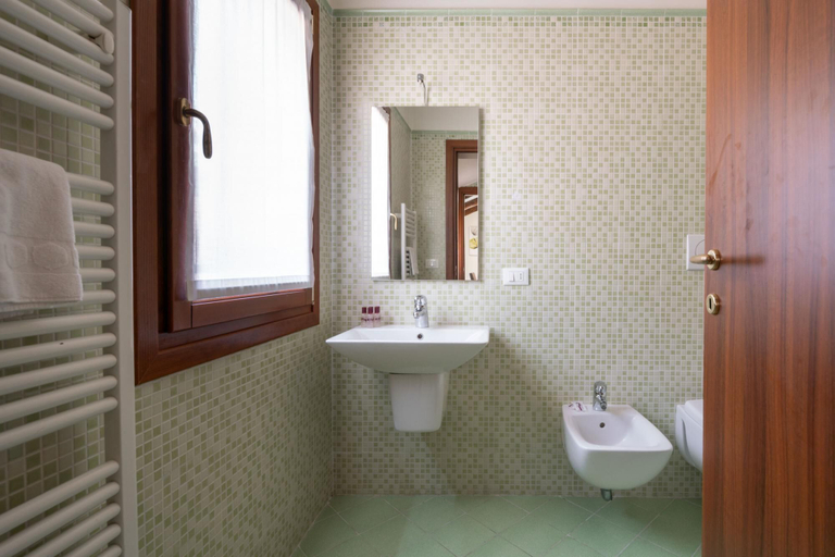 Bathroom 4, Herion Palace Apt 5 by Wonderful Italy, Venezia