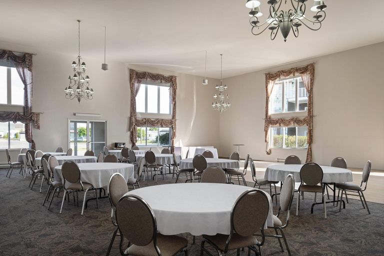 Food & Drinks 5, Travelodge by Wyndham Drummondville, Drummond