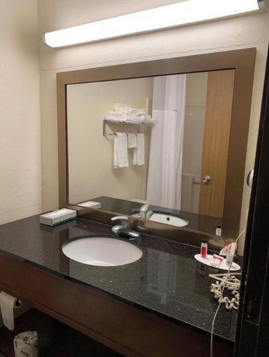 Bathroom 4, Days Inn by Wyndham Topeka, Shawnee