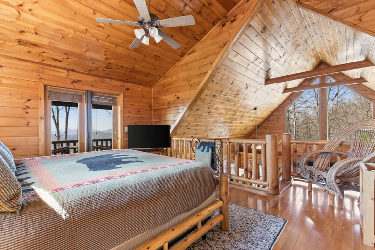 Room 3, MTN Views Hot Tub Fire Pit Pool Table Games, Fannin