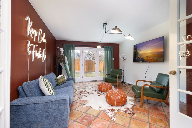 Room 3, Huge Pickleball Mansion Sleeps 26 Pool Hot Tub, Bexar