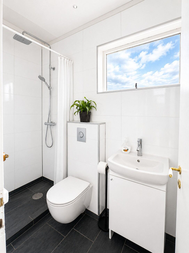 Bathroom 5, Hestaland Riverside Cottage, Borgarbyggð