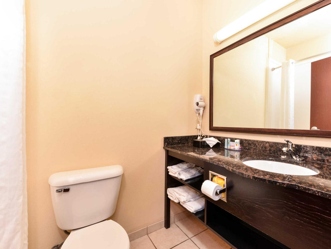 Bathroom, Quality Inn & Suites Norman near University, Cleveland