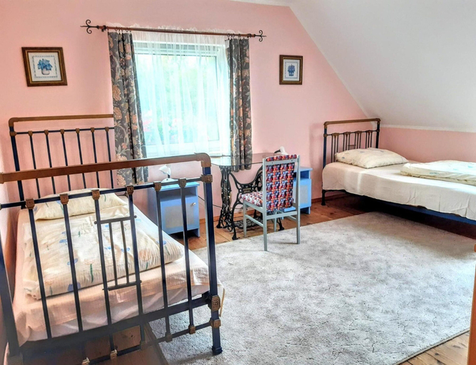 Room 2, Comfortable Holiday Villa With a Private Garden, Olsztyn