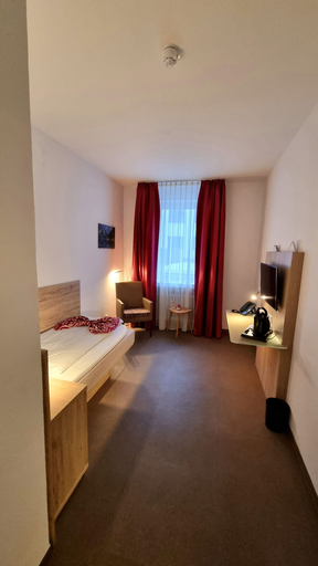Bedroom 3, Edel Weiss Hotel und Restaurant, Bremen