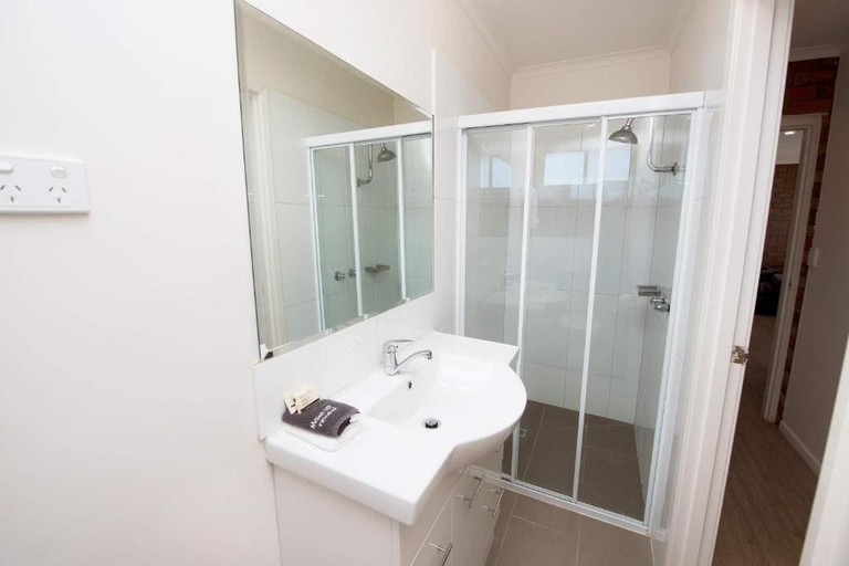 Bathroom, Jacaranda Apartments, Swan Hill - Central