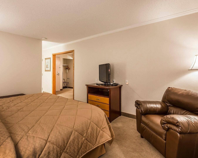 Bedroom 3, Quality Inn & Conference Centre, Division No. 8