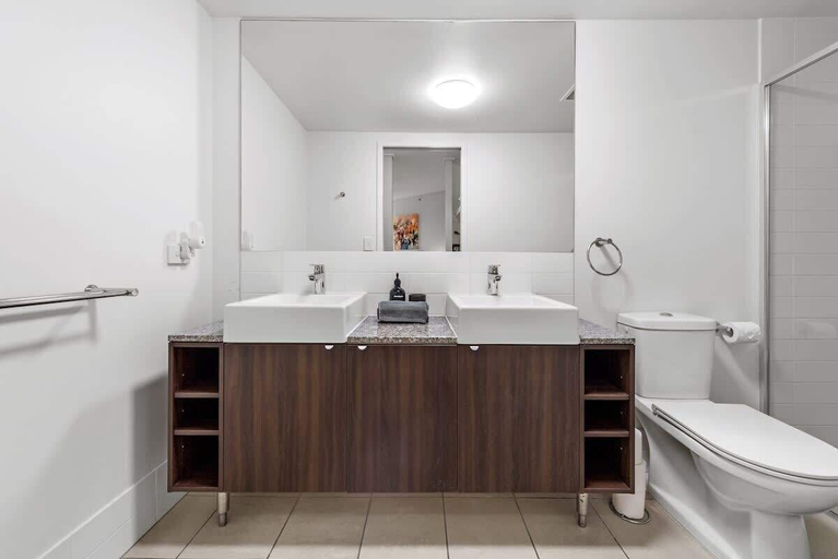 Interior 3, Breathtaking! 2bed/2bath/1car/balcony/views ~ CBD, Brisbane