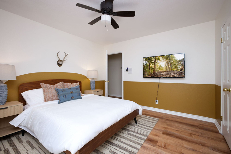 Room 2, Huge Pickleball Mansion Sleeps 26 Pool Hot Tub, Bexar