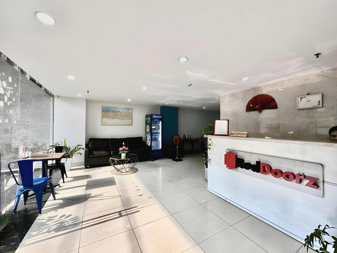 Others 3, The Jade Hotel, Tân Bình