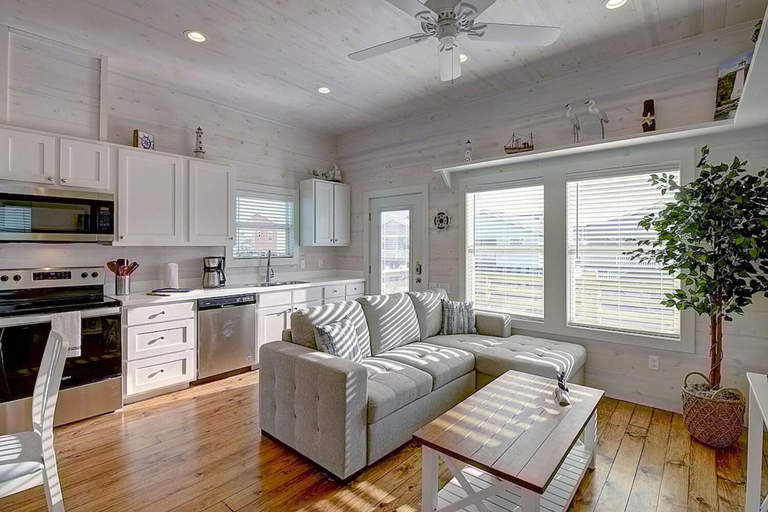 Room 3, Sea Clusion- Golf Cart Friendly Pet Friendly, Nueces