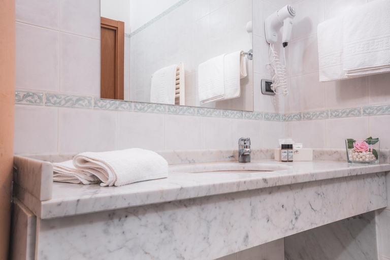 Bathroom, Hotel Ristorante La Lanterna, Lucca