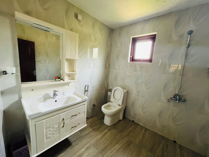 Bathroom 4, Lihiniscandic, Katana