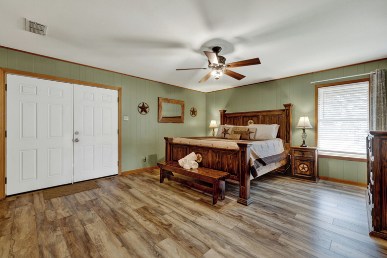Room 4, Gettin' Guada Loopy With Hot Tub & Riverfront, Guadalupe
