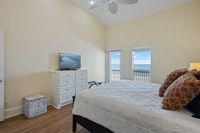 Room 3, Kiki Beach 4 Bedroom Home, Galveston
