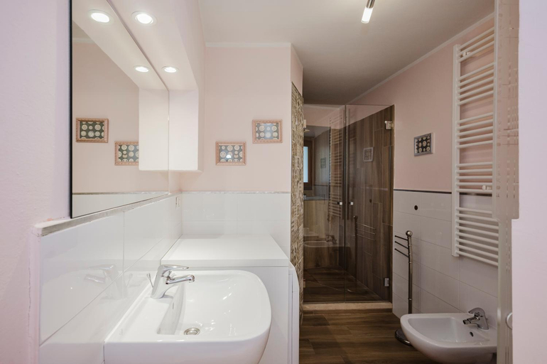 Bathroom 3, Ramaglianti Apartment, Florence