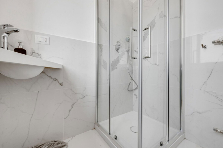 Bathroom 2, コージーペントハウス ウィズ スタニングビューバルコニー, Milano