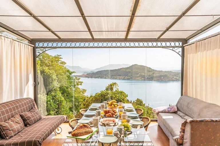 Outdoor dining 5, Villa Arona 4br/2ba Sleeping up to 14 Guests, Novara