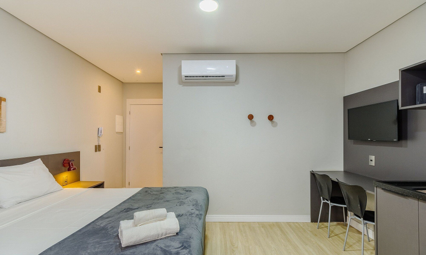 Room 4, Studio w/ Pool nr Public Market Tco0409, Porto Alegre