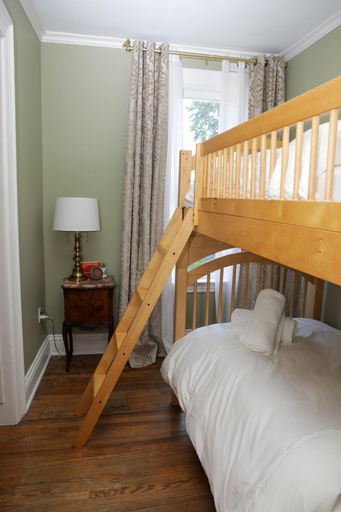 Room 2, Charming Victorian Duplex 3br Sleeps 10 3 Bedroom Home, Niagara