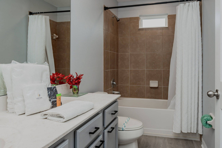 Bathroom 3, 5BR Veranda Palms Home Near Disney for 14, Osceola