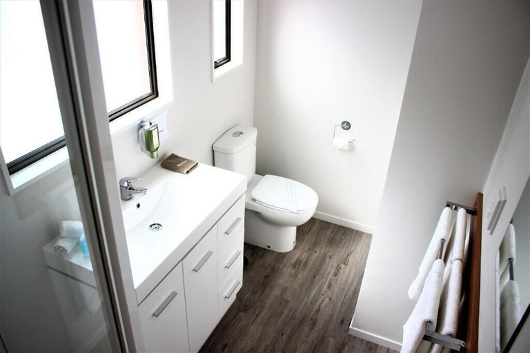 Bathroom 4, Duvauchelle Seaside Motel, Christchurch