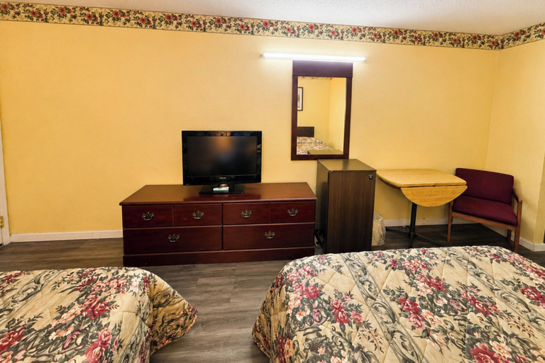 Bedroom 4, Economy Inn Sweetwater I-75, Monroe