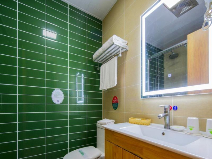 Bathroom, GreenTree Inn Tianjin Xiqing Development Zone Renrenle Square Express Hotel, Tianjin