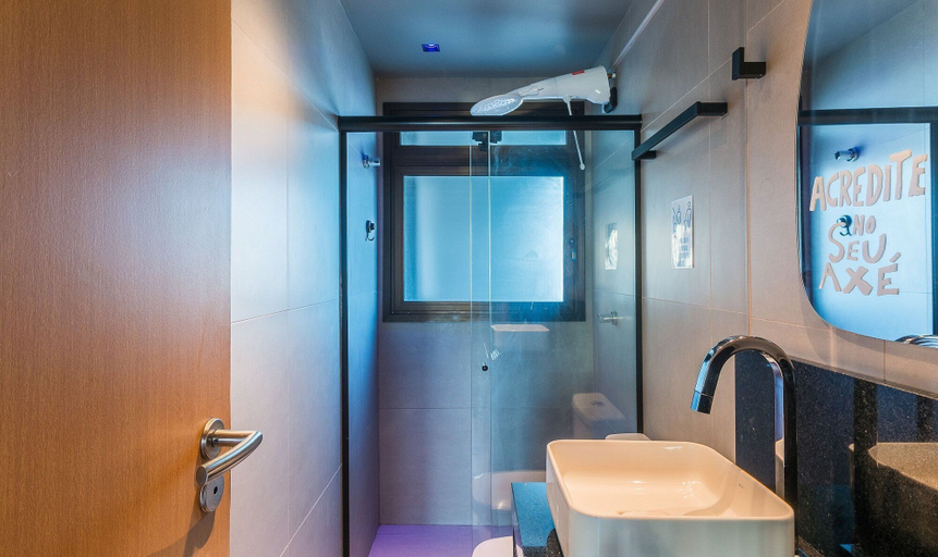 Bathroom, Studio in Condo w/ Pool in Barra Eub0906, Salvador