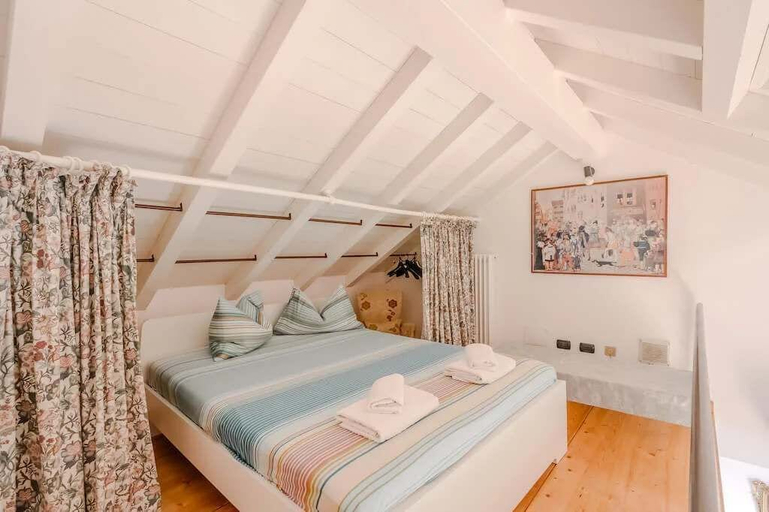Room 4, Villa Arona 4br/2ba Sleeping up to 14 Guests, Novara